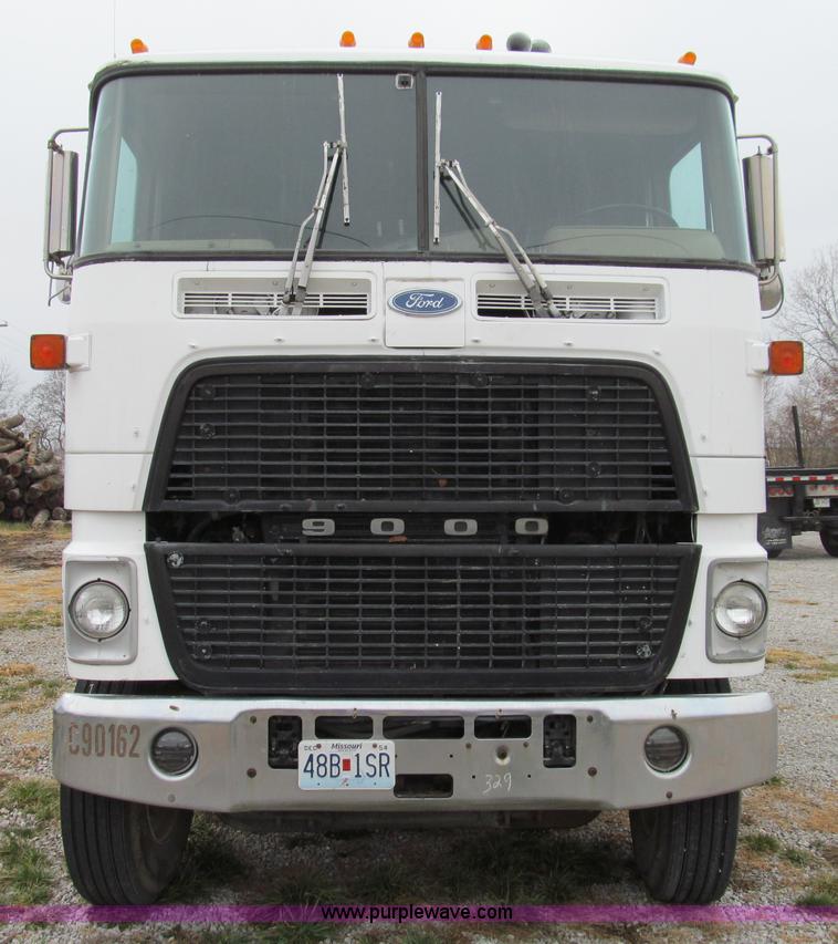 image for item E3622 1991 Ford CLT 9000 semi truck