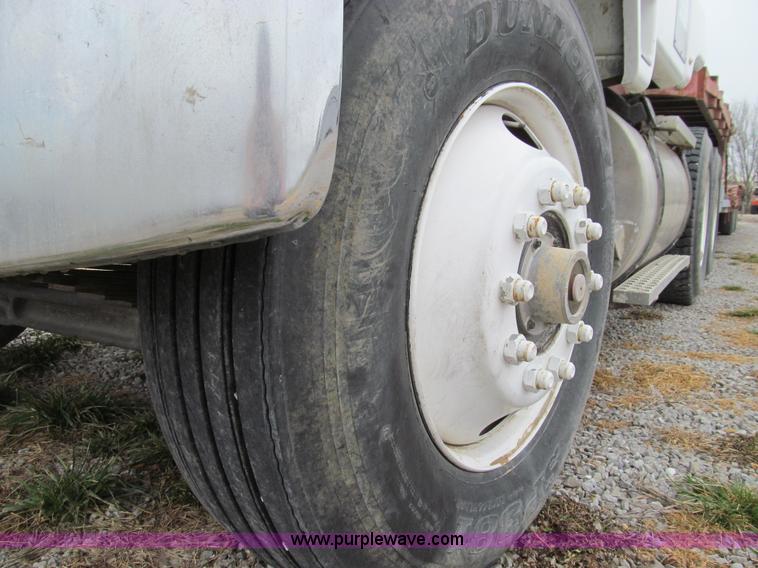 image for item E3622 1991 Ford CLT 9000 semi truck