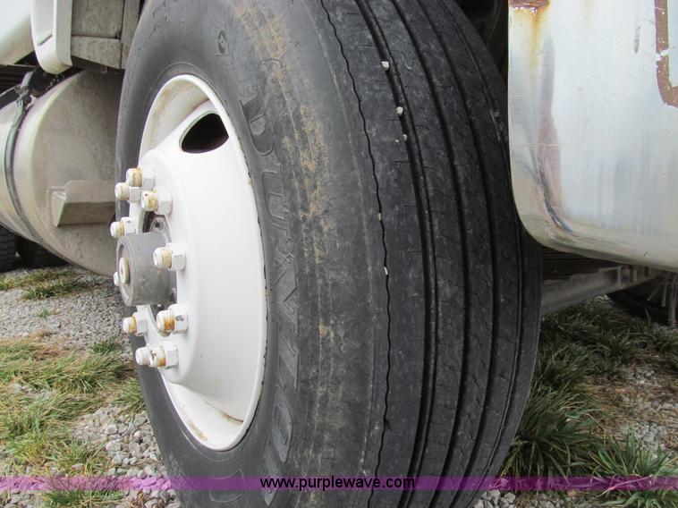 image for item E3622 1991 Ford CLT 9000 semi truck