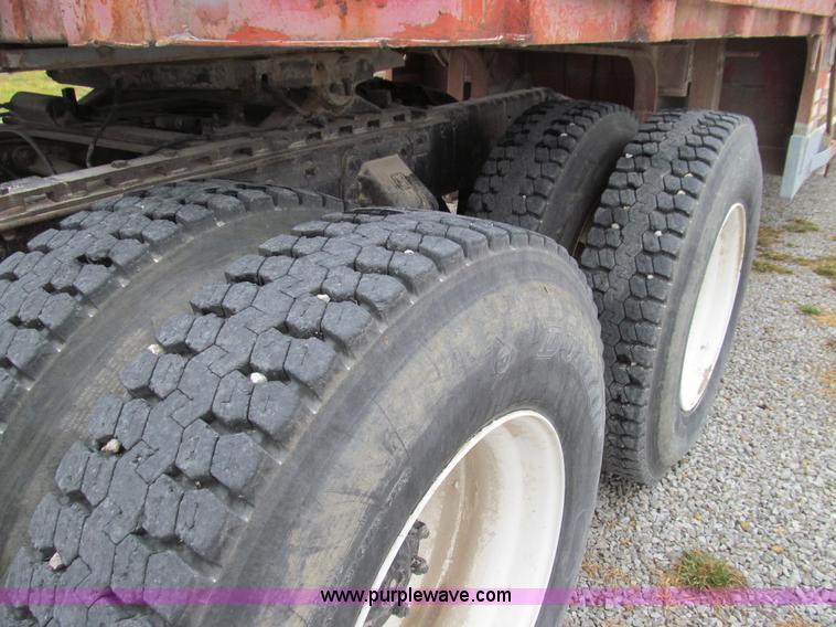 image for item E3622 1991 Ford CLT 9000 semi truck