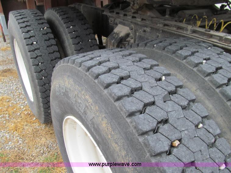 image for item E3622 1991 Ford CLT 9000 semi truck