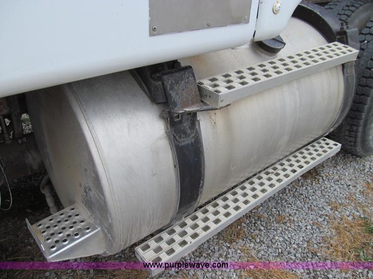 image for item E3622 1991 Ford CLT 9000 semi truck