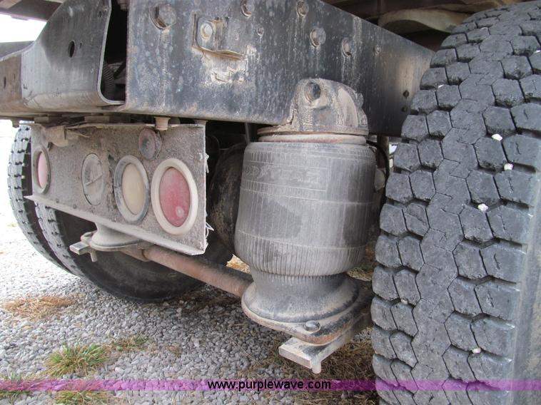 image for item E3622 1991 Ford CLT 9000 semi truck