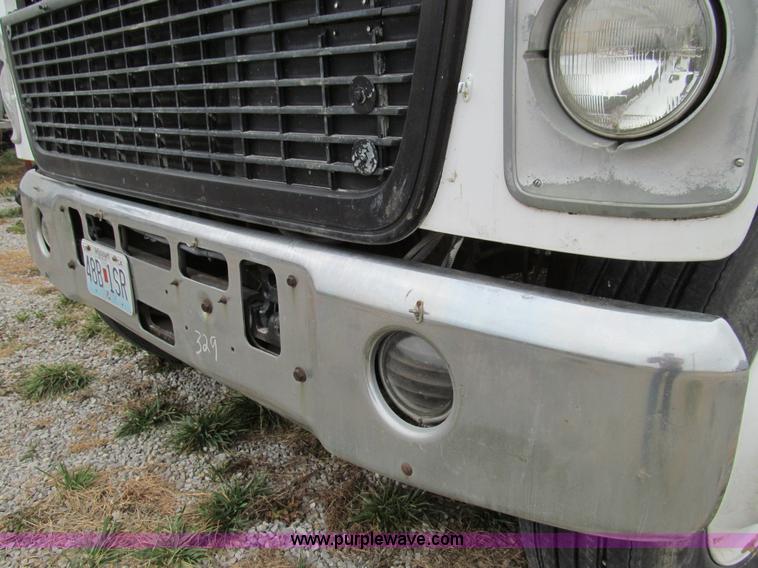 image for item E3622 1991 Ford CLT 9000 semi truck