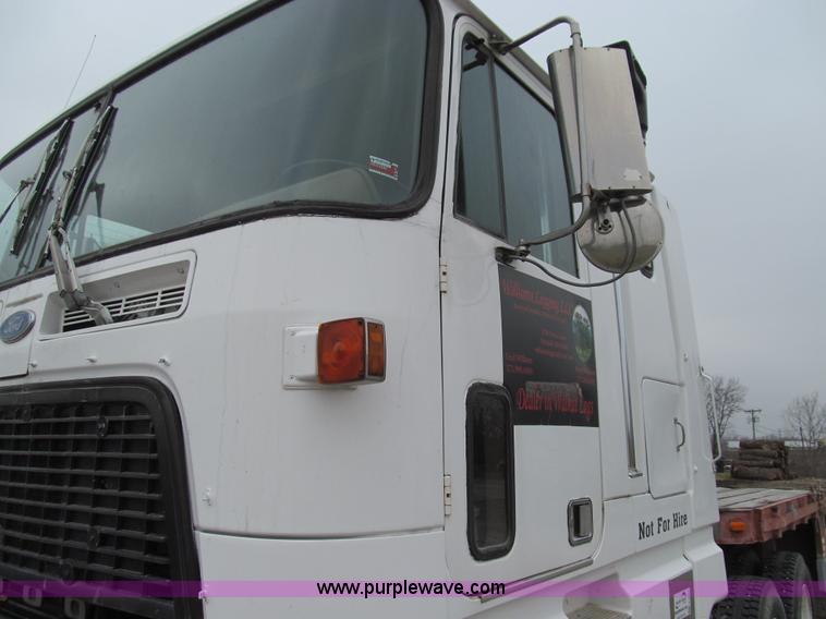 image for item E3622 1991 Ford CLT 9000 semi truck