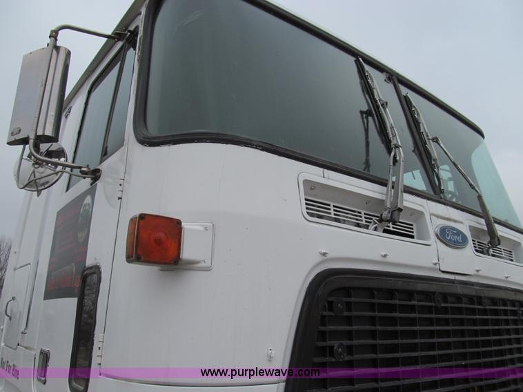 image for item E3622 1991 Ford CLT 9000 semi truck