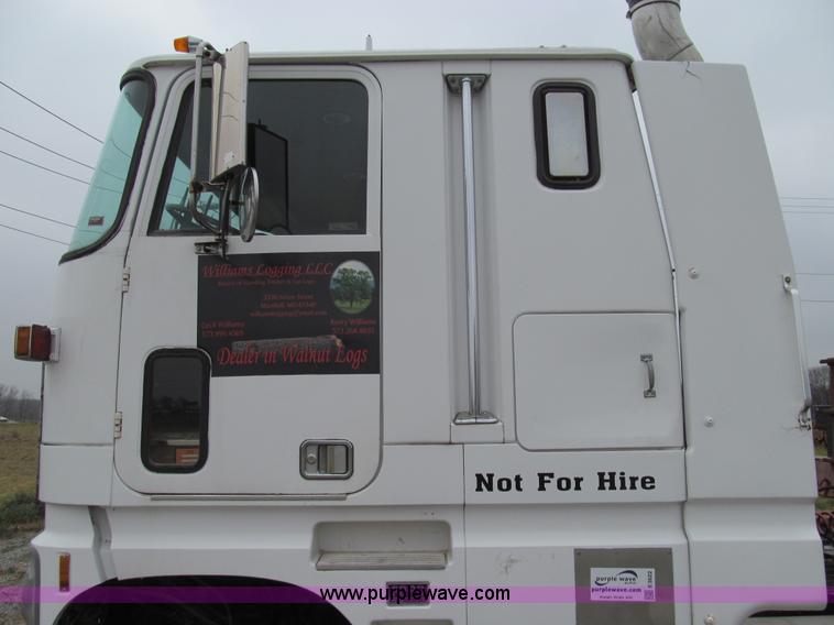 image for item E3622 1991 Ford CLT 9000 semi truck