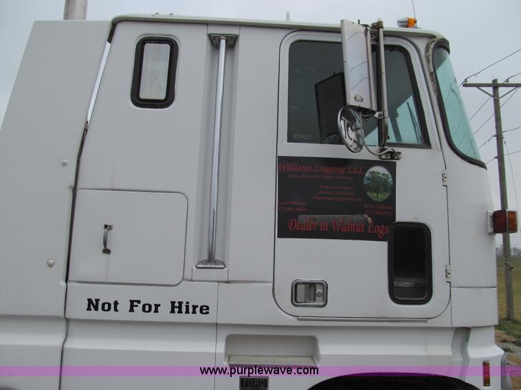 image for item E3622 1991 Ford CLT 9000 semi truck