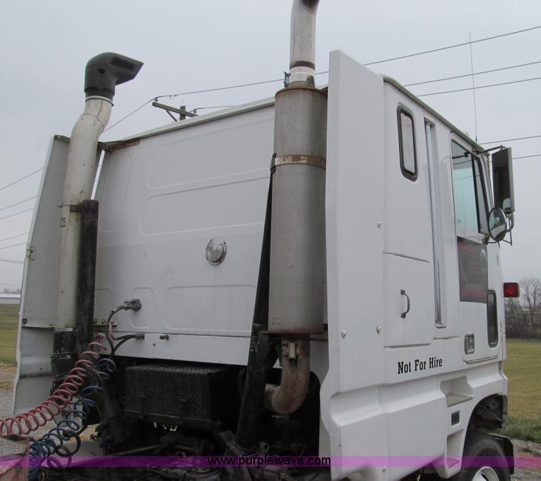 image for item E3622 1991 Ford CLT 9000 semi truck