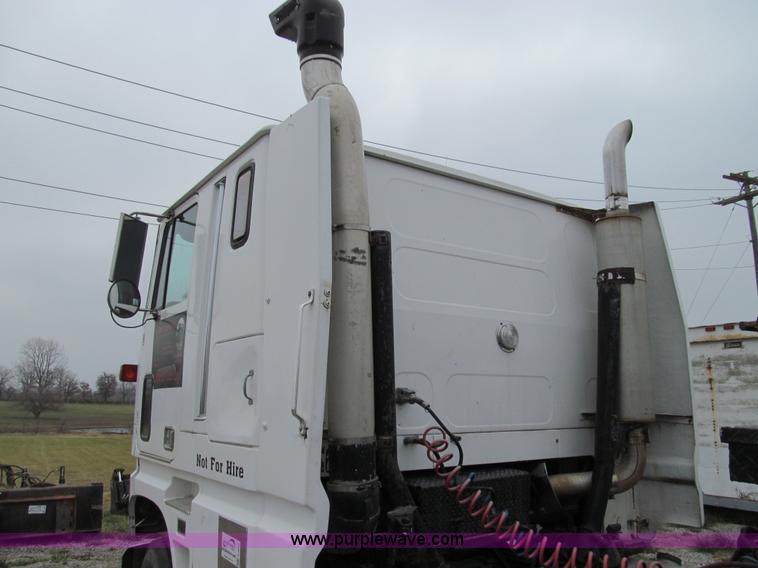 image for item E3622 1991 Ford CLT 9000 semi truck