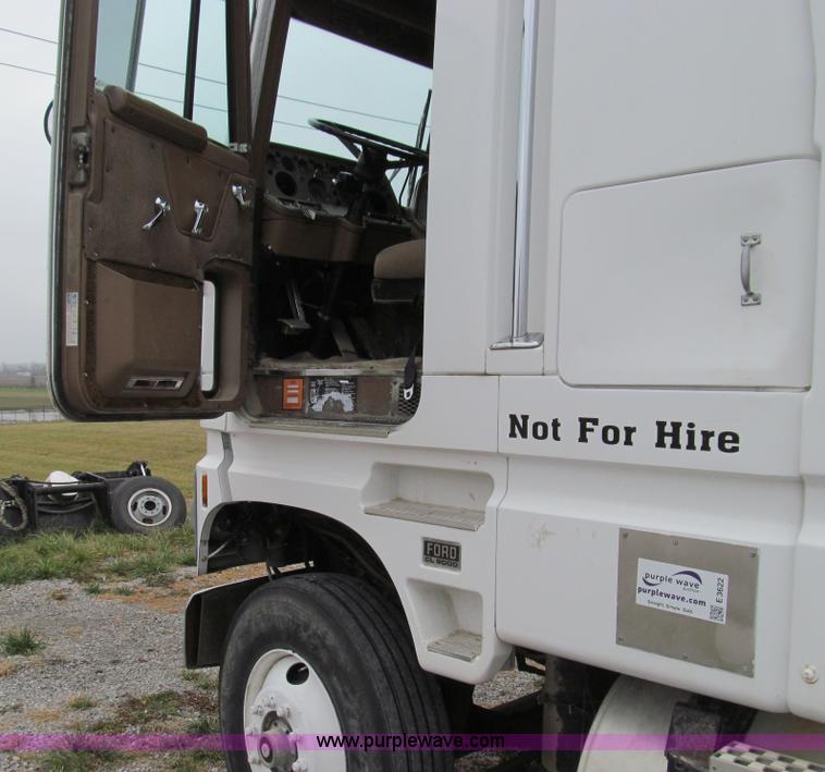 image for item E3622 1991 Ford CLT 9000 semi truck