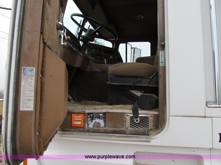 image for item E3622 1991 Ford CLT 9000 semi truck