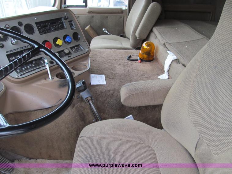 image for item E3622 1991 Ford CLT 9000 semi truck