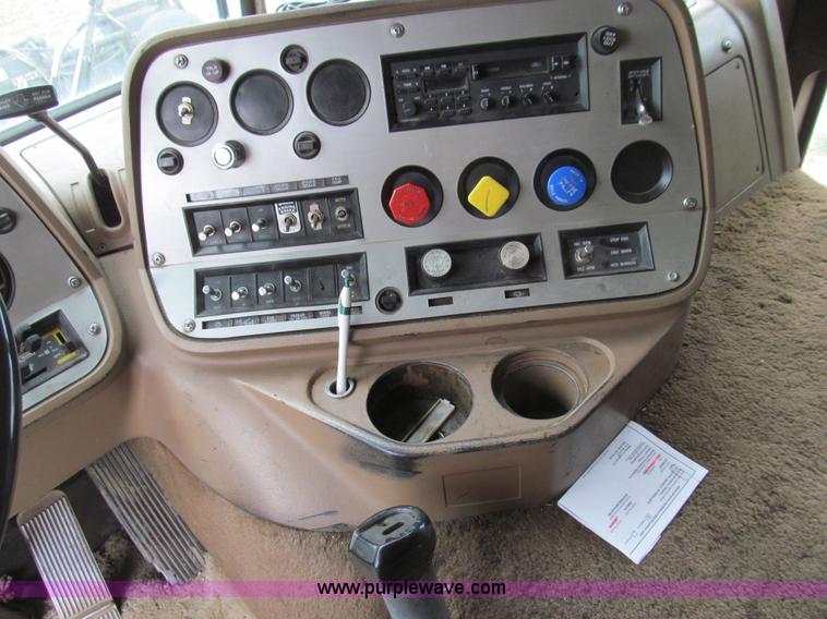 image for item E3622 1991 Ford CLT 9000 semi truck