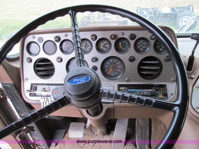image for item E3622 1991 Ford CLT 9000 semi truck