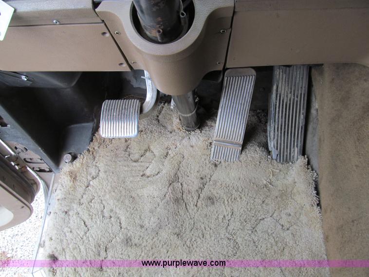 image for item E3622 1991 Ford CLT 9000 semi truck