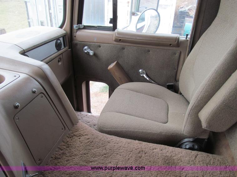 image for item E3622 1991 Ford CLT 9000 semi truck