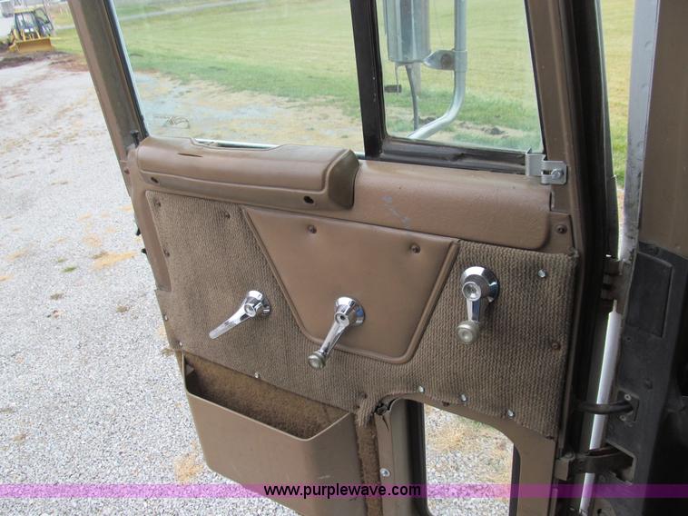 image for item E3622 1991 Ford CLT 9000 semi truck