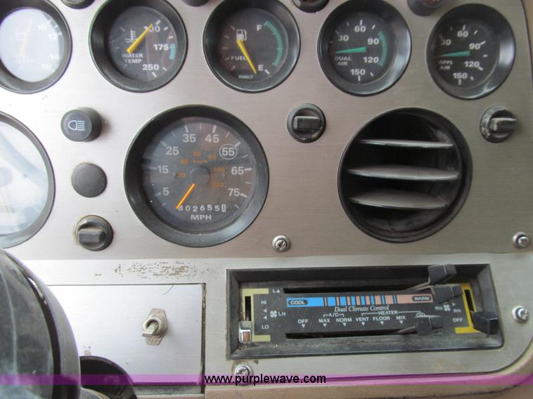 image for item E3622 1991 Ford CLT 9000 semi truck