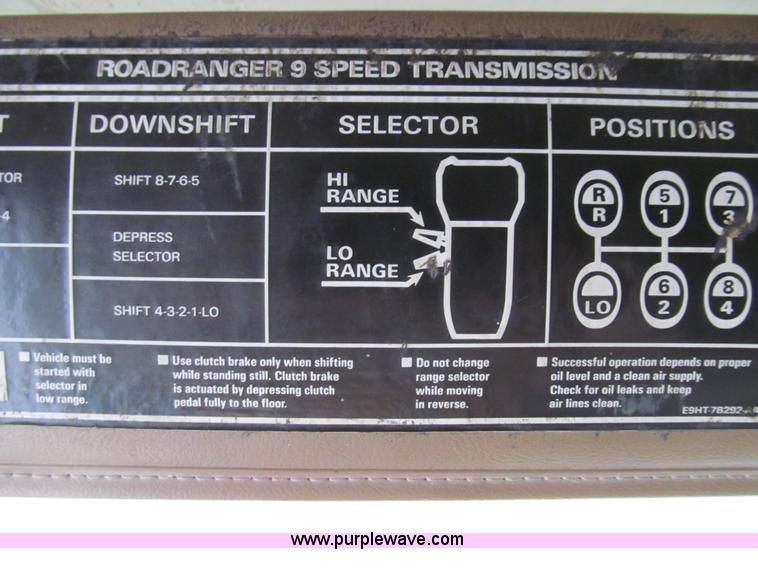 image for item E3622 1991 Ford CLT 9000 semi truck