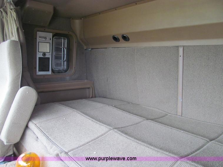 image for item E3622 1991 Ford CLT 9000 semi truck