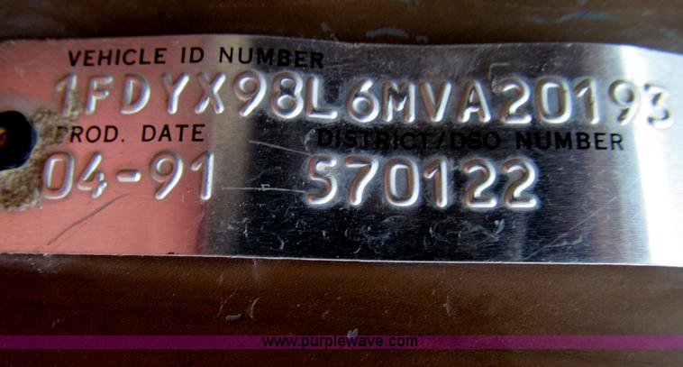 image for item E3622 1991 Ford CLT 9000 semi truck