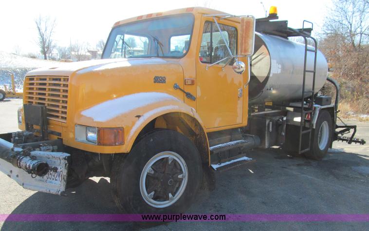 image for item E3625 1996 International 4900 oil distributor truck