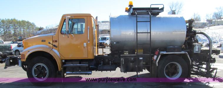 image for item E3625 1996 International 4900 oil distributor truck