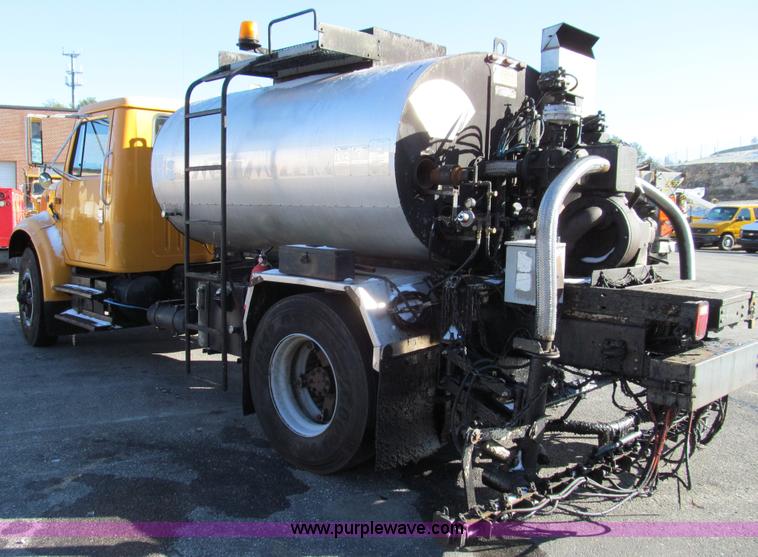 image for item E3625 1996 International 4900 oil distributor truck