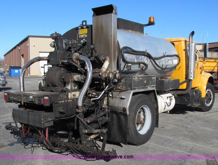 image for item E3625 1996 International 4900 oil distributor truck