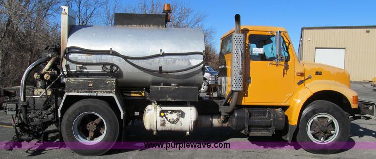 image for item E3625 1996 International 4900 oil distributor truck