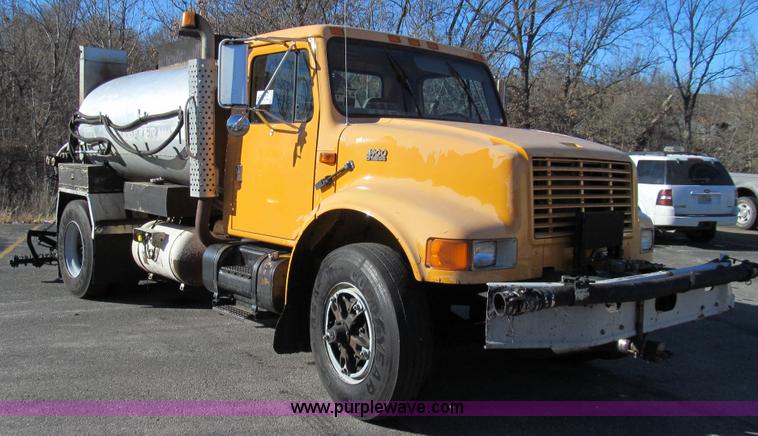 image for item E3625 1996 International 4900 oil distributor truck