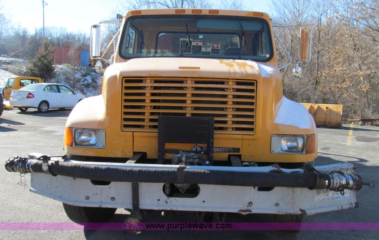 image for item E3625 1996 International 4900 oil distributor truck