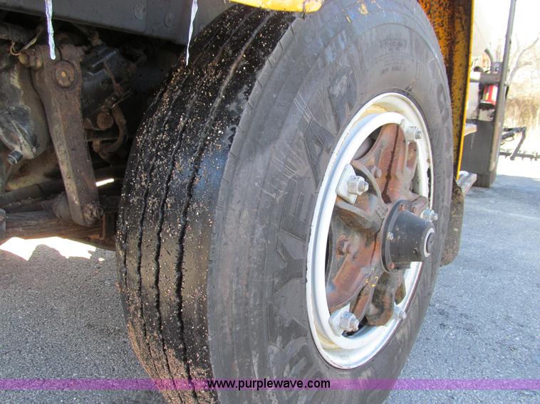 image for item E3625 1996 International 4900 oil distributor truck