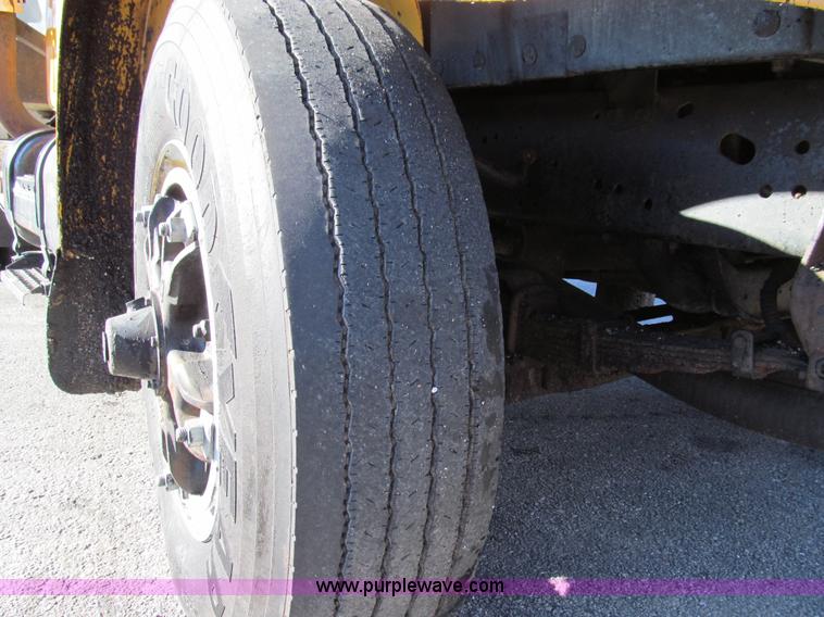 image for item E3625 1996 International 4900 oil distributor truck