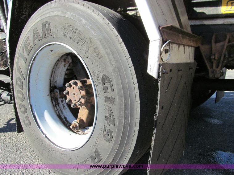 image for item E3625 1996 International 4900 oil distributor truck