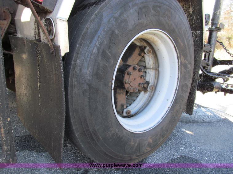 image for item E3625 1996 International 4900 oil distributor truck