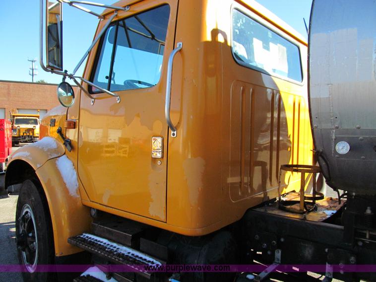 image for item E3625 1996 International 4900 oil distributor truck