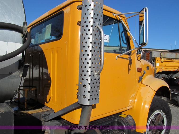 image for item E3625 1996 International 4900 oil distributor truck