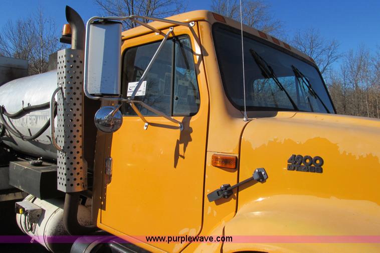 image for item E3625 1996 International 4900 oil distributor truck