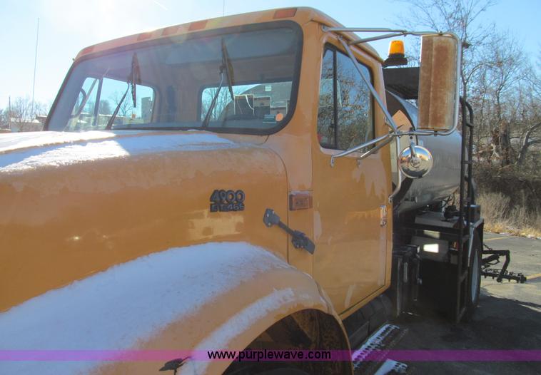 image for item E3625 1996 International 4900 oil distributor truck