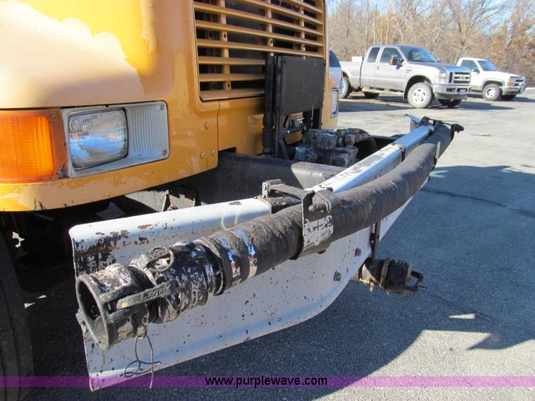image for item E3625 1996 International 4900 oil distributor truck