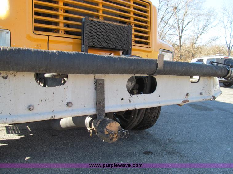 image for item E3625 1996 International 4900 oil distributor truck