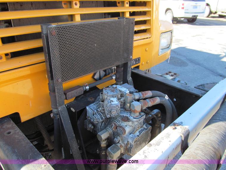 image for item E3625 1996 International 4900 oil distributor truck