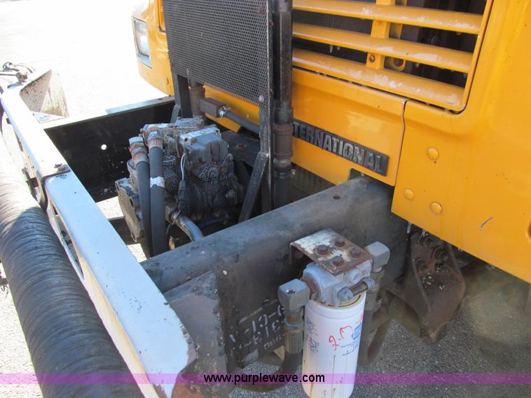 image for item E3625 1996 International 4900 oil distributor truck