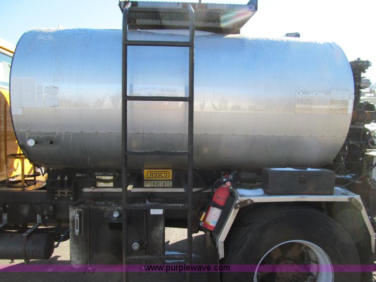 image for item E3625 1996 International 4900 oil distributor truck