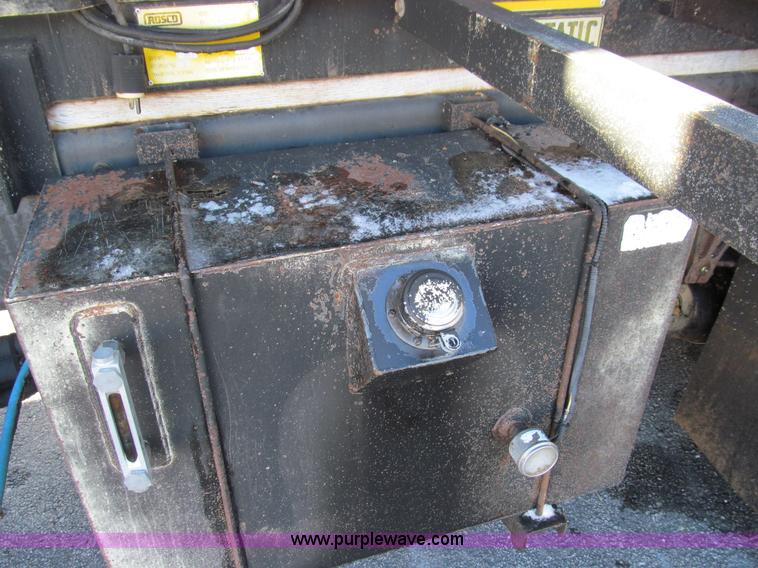 image for item E3625 1996 International 4900 oil distributor truck