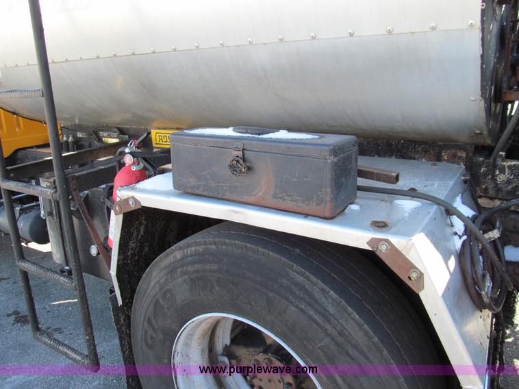 image for item E3625 1996 International 4900 oil distributor truck