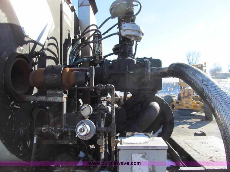 image for item E3625 1996 International 4900 oil distributor truck