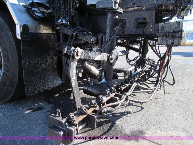 image for item E3625 1996 International 4900 oil distributor truck